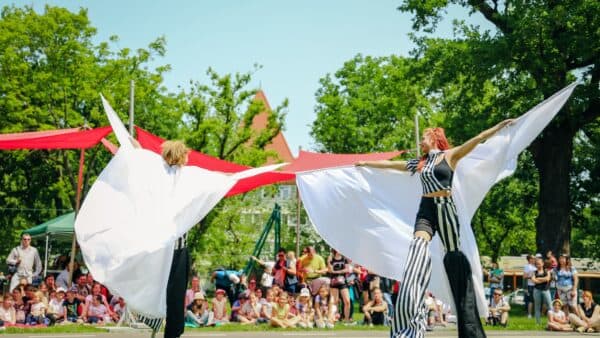 Föld fölött â minicirkusz Ă©s zsonglĆrmƱsor